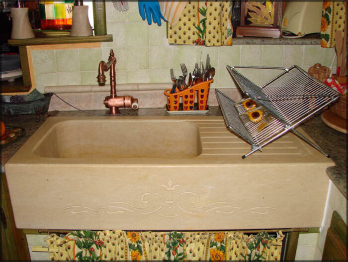 Lavello in pietra bianca