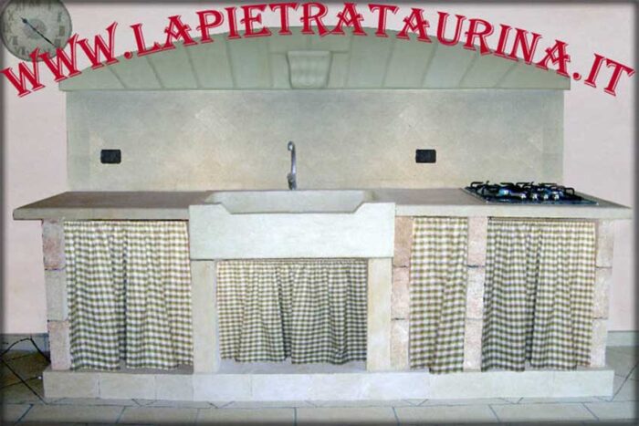 Cucina in muratura con tendine a vista