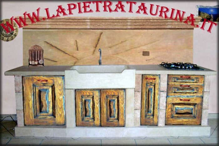 Cucina in muratura con rivestimento in pietra