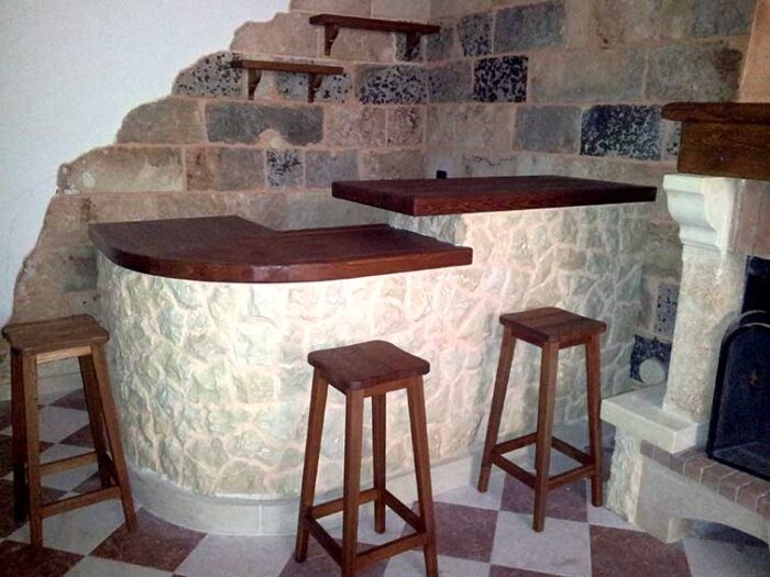 cucina in muratura con bancone rivestito in pietra