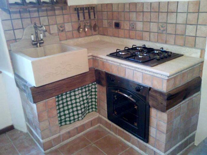 Cucina in muratura con ante in legno grezzo