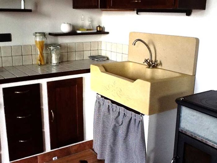 Cucina in muratura con lavello in pietra