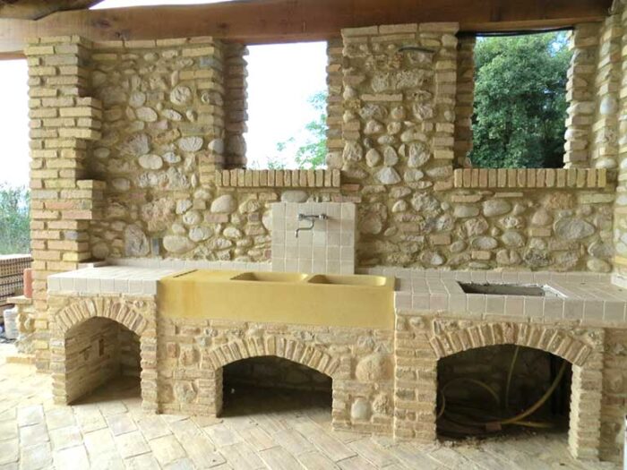 Cucina in muratura con mattoni in pietra a vista