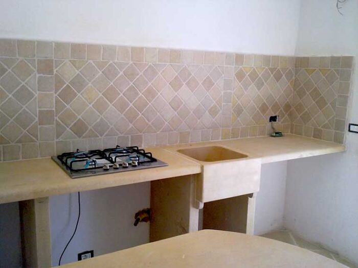 Cucina in muratura con maioliche in pietra