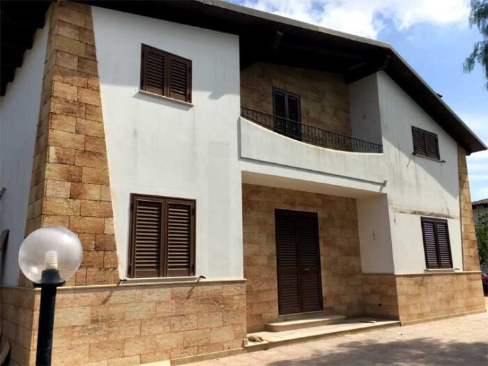 Rivestimento in pietra esterno per una casa al mare