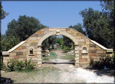 Arco da giardino in pietra rustica con cancello. - La Pietra Taurina