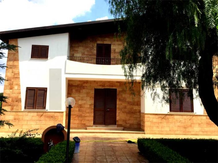 Casa di campagna con rivestimento in pietra esterno