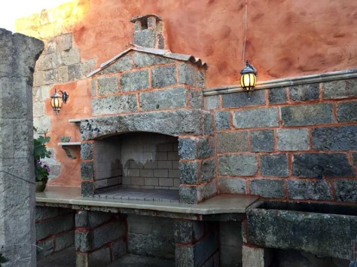 Rivestimento esterno per barbecue in pietra faccia vista