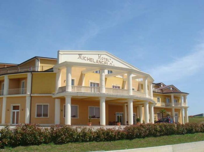 Rivestimento per una villa rivestita in pietra leccese