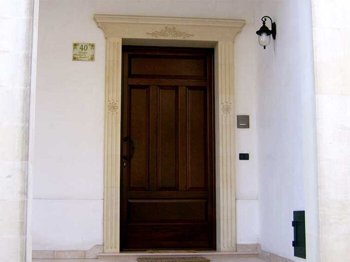 cornice in pietra per porta di ingresso