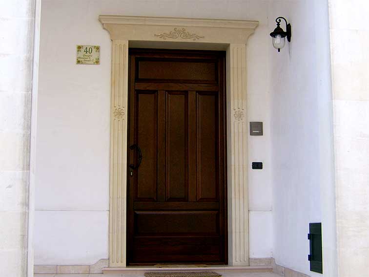 cornice in pietra per porta di ingresso