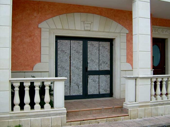vetrata negozio con cornice in pietra