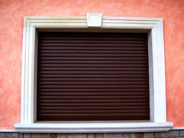 cornice per finestra in pietra con lavorazione a scalini