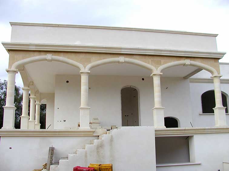 colonnato con archi in pietra