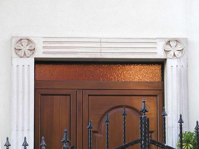 cornice in pietra leccese con lavorazione a fiori
