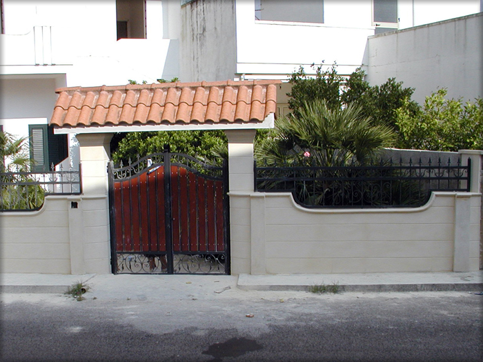 Rivestimento per il muro di cinta ed ingresso in pietra
