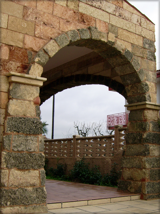 Colonne piramidali in pietra
