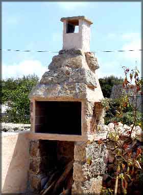 Rivestimenti in pietra per barbecue da giardino: pietra leccese tufo.