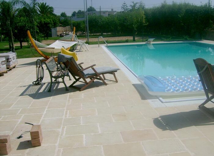 Pavimenti in pietra per contorno piscina